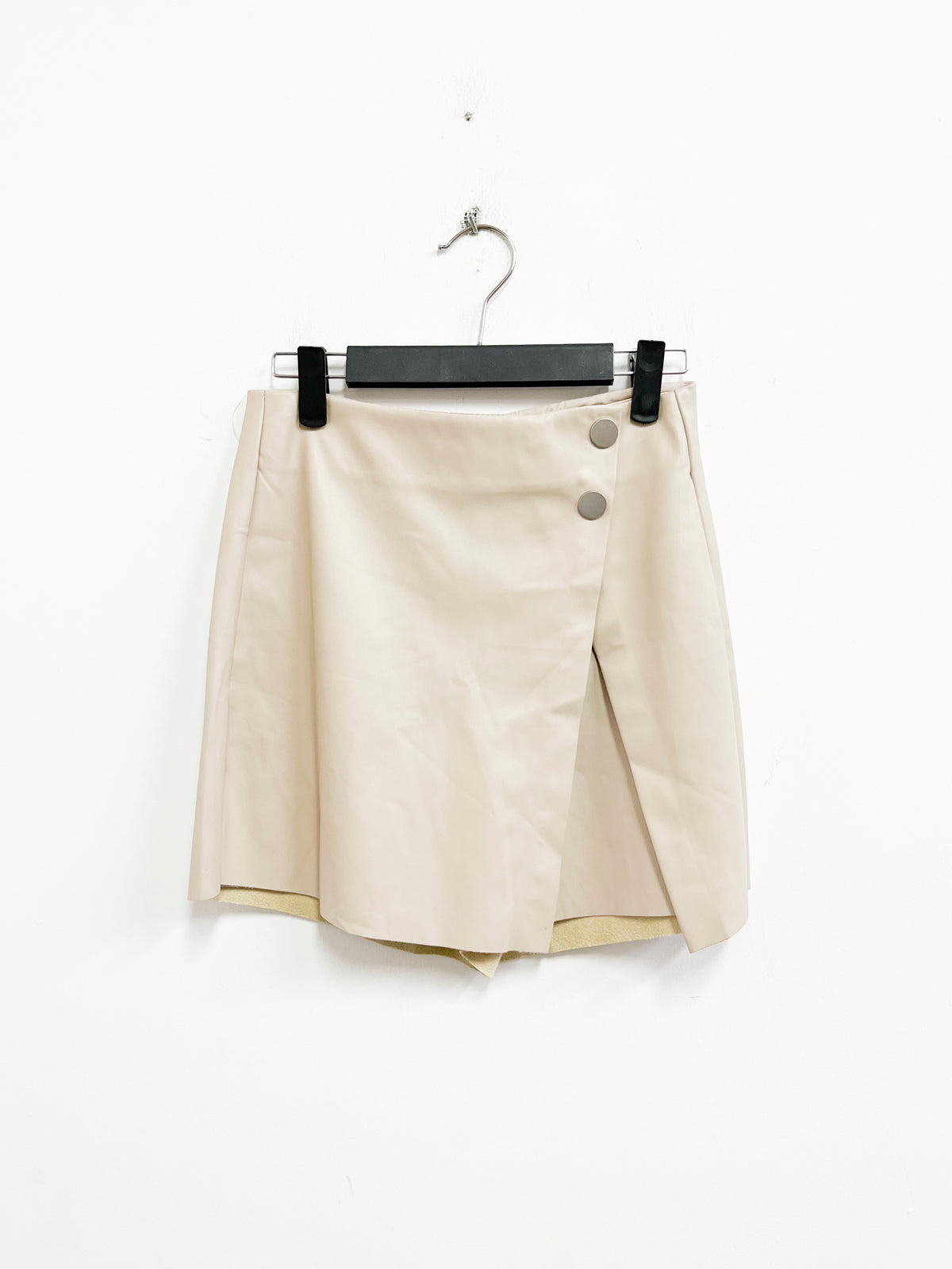 Falda short beige de cuerina - Stradivarius - Talla XS