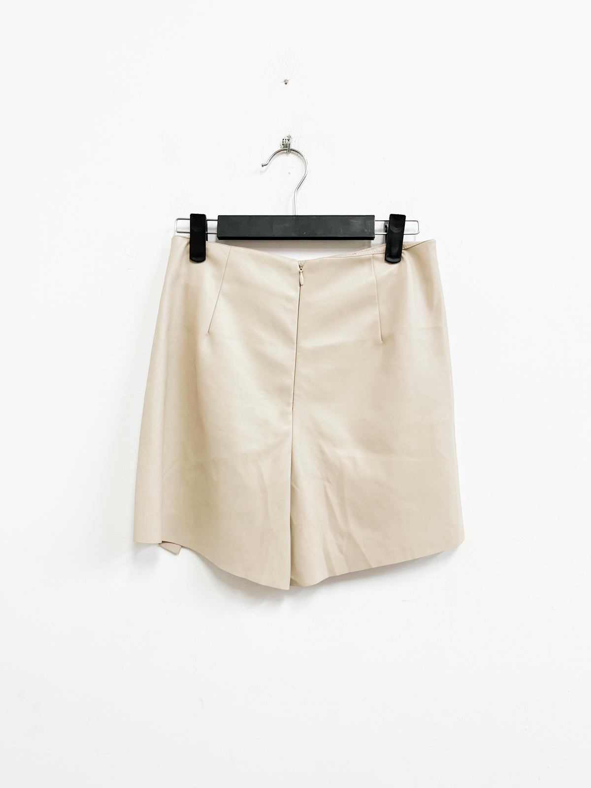 Falda short beige de cuerina - Stradivarius - Talla XS