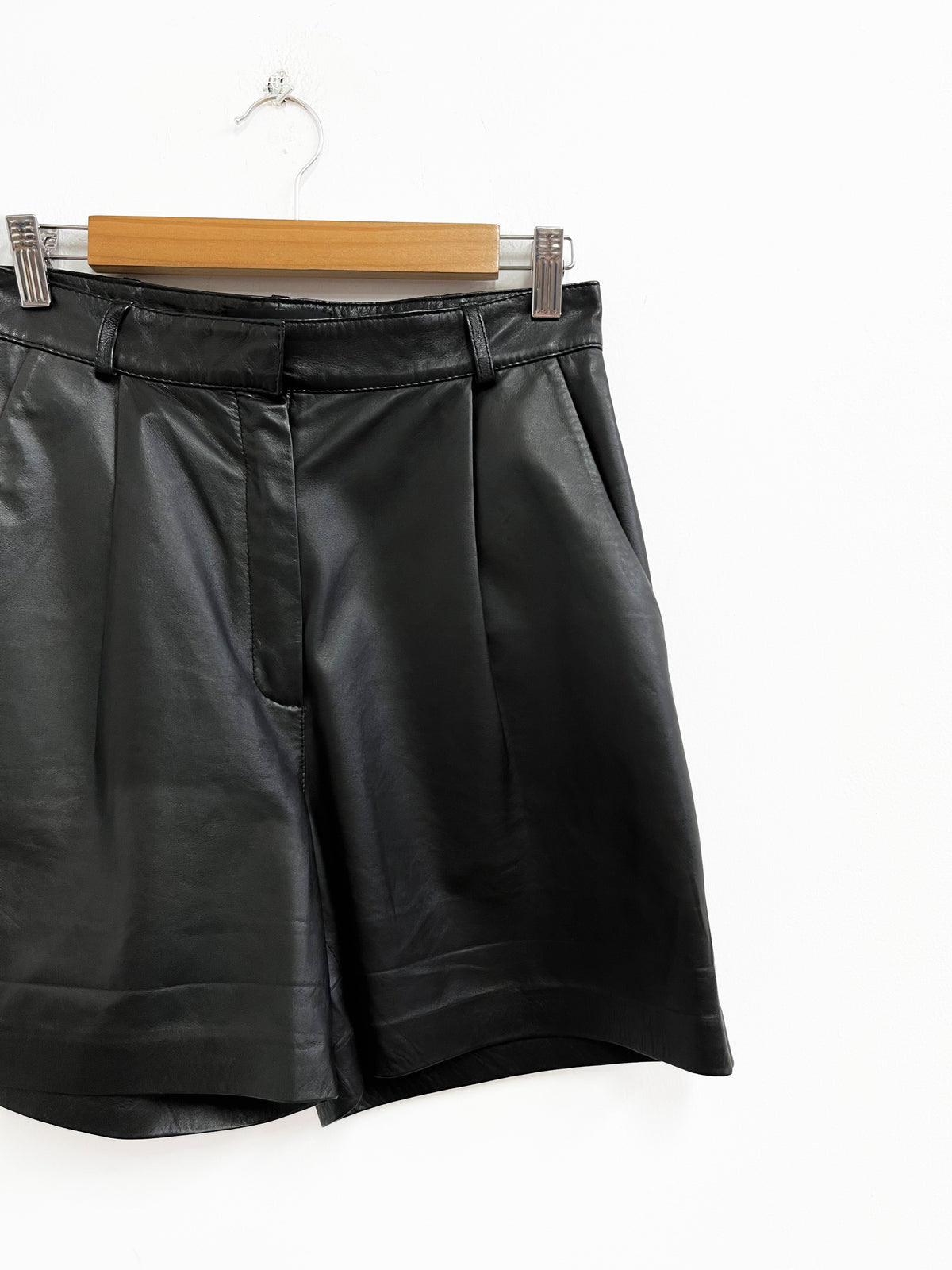 Short de cuero negro y pinzas - Mango - Talla 36