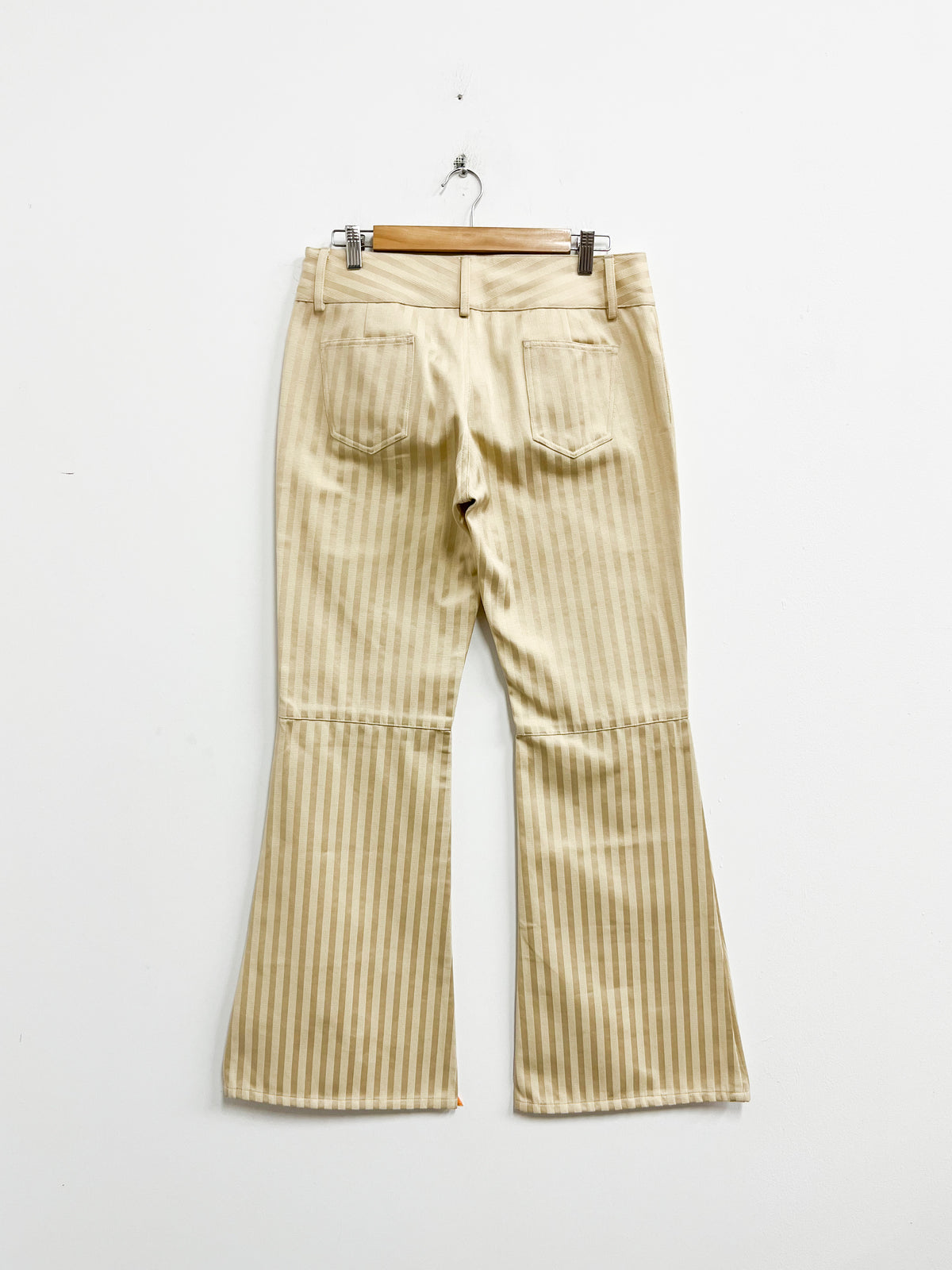 Pantalon beige acampanado - AliceyOlivia - Talla L