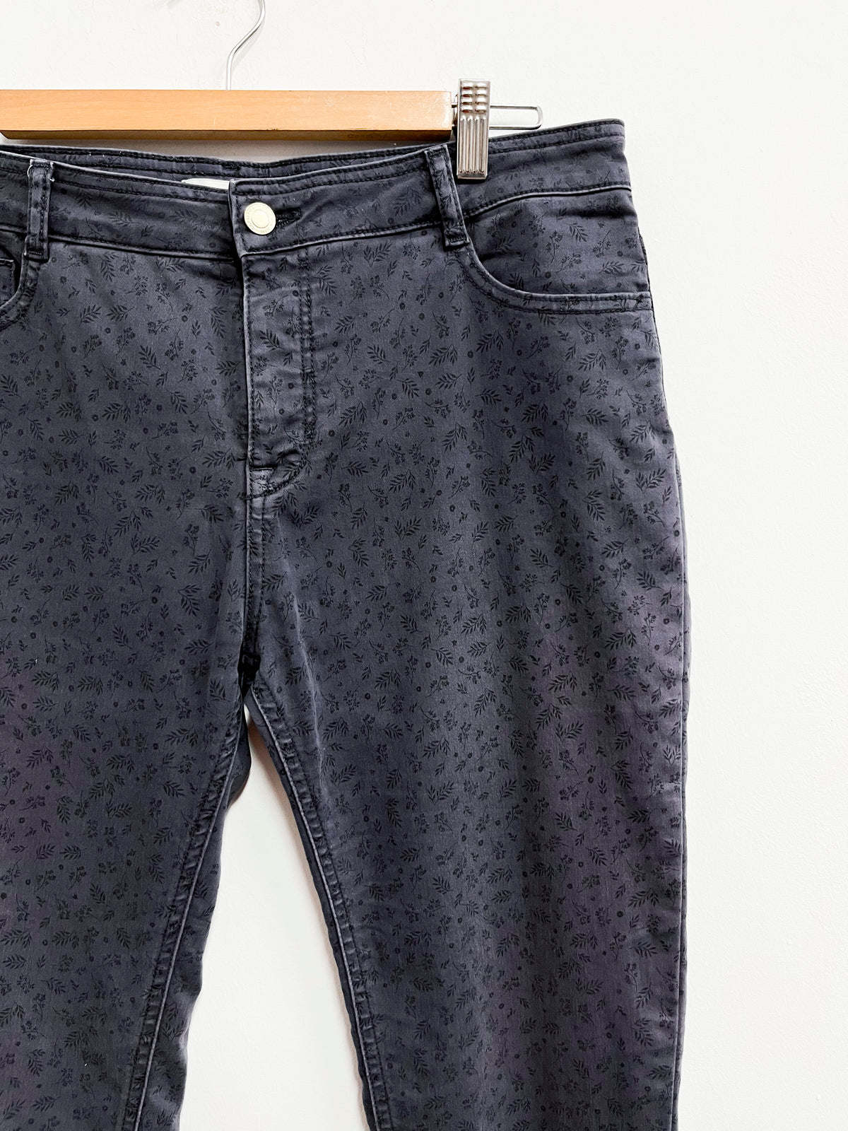 Jean plomo con flores - Corte Fiel - Talla 42