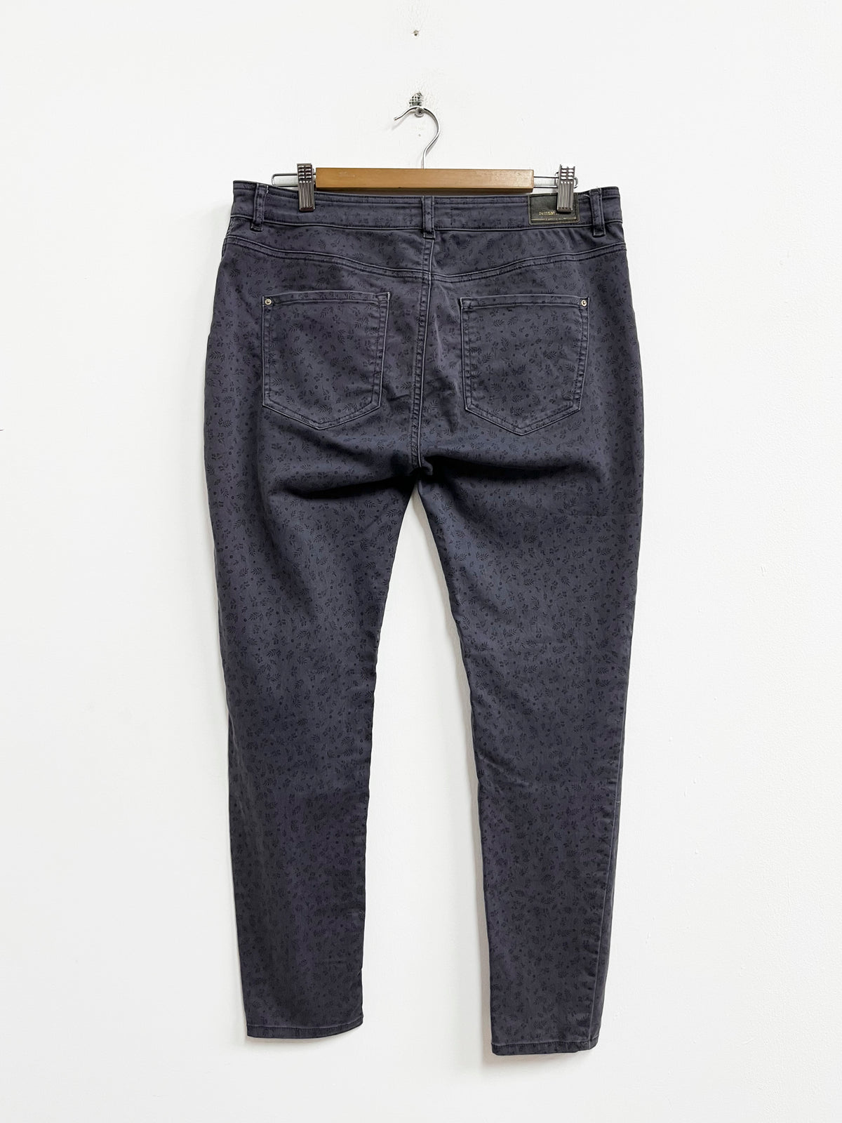 Jean plomo con flores - Corte Fiel - Talla 42