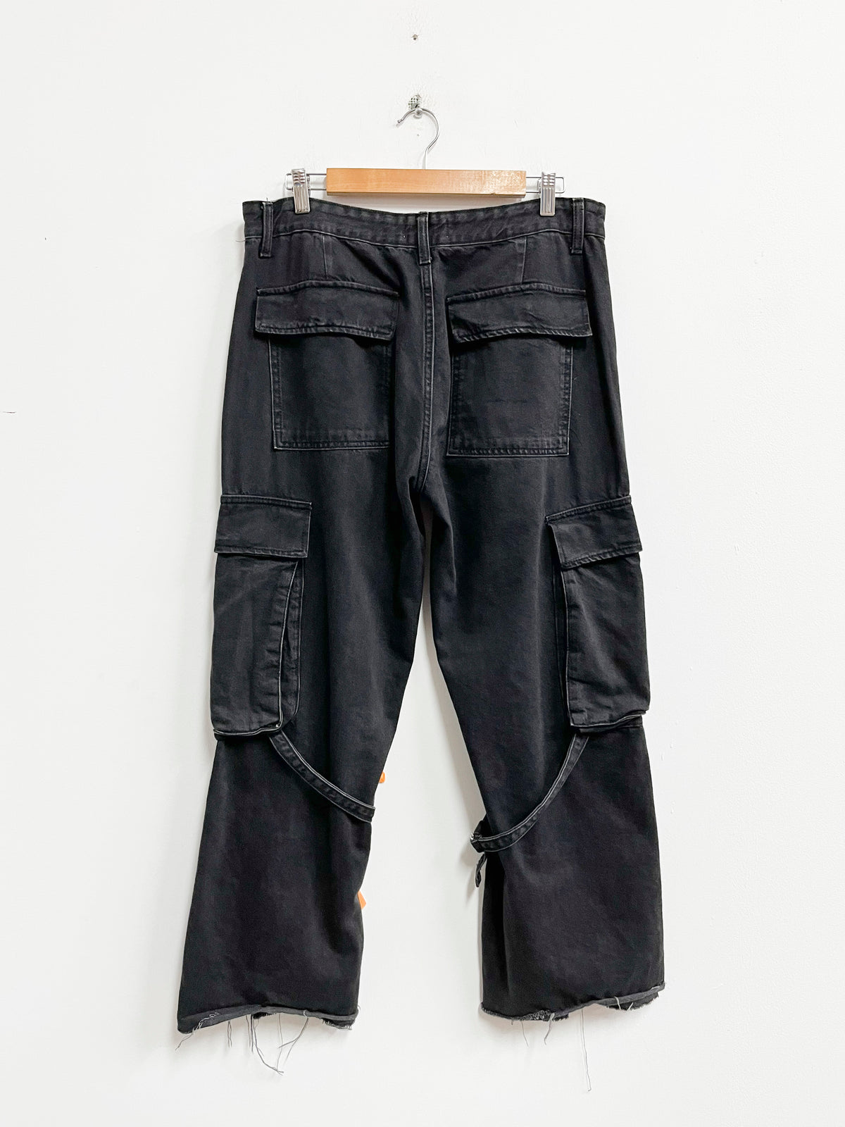 Jean negro cargo - Zara - Talla 42