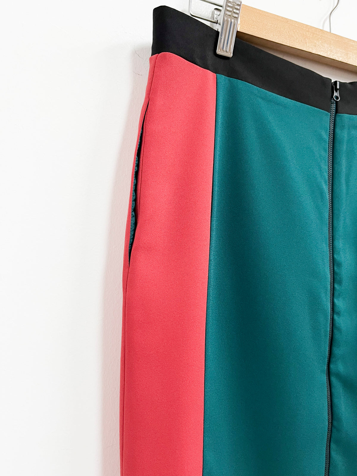 Falda verde con rojo cierre trasero - Narciso Rodriguez - Talla M