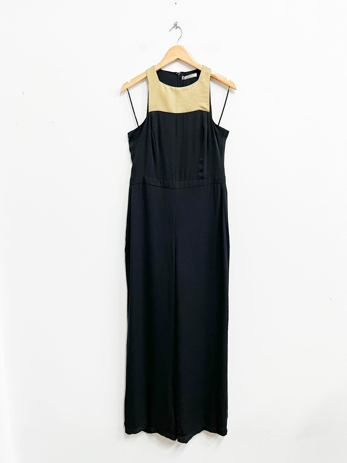 Enterizo negro con dorado en escote - Mango - Talla M