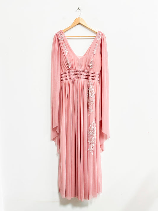 Vestido palo rosa con bordados y mangas en capas - Talla M
