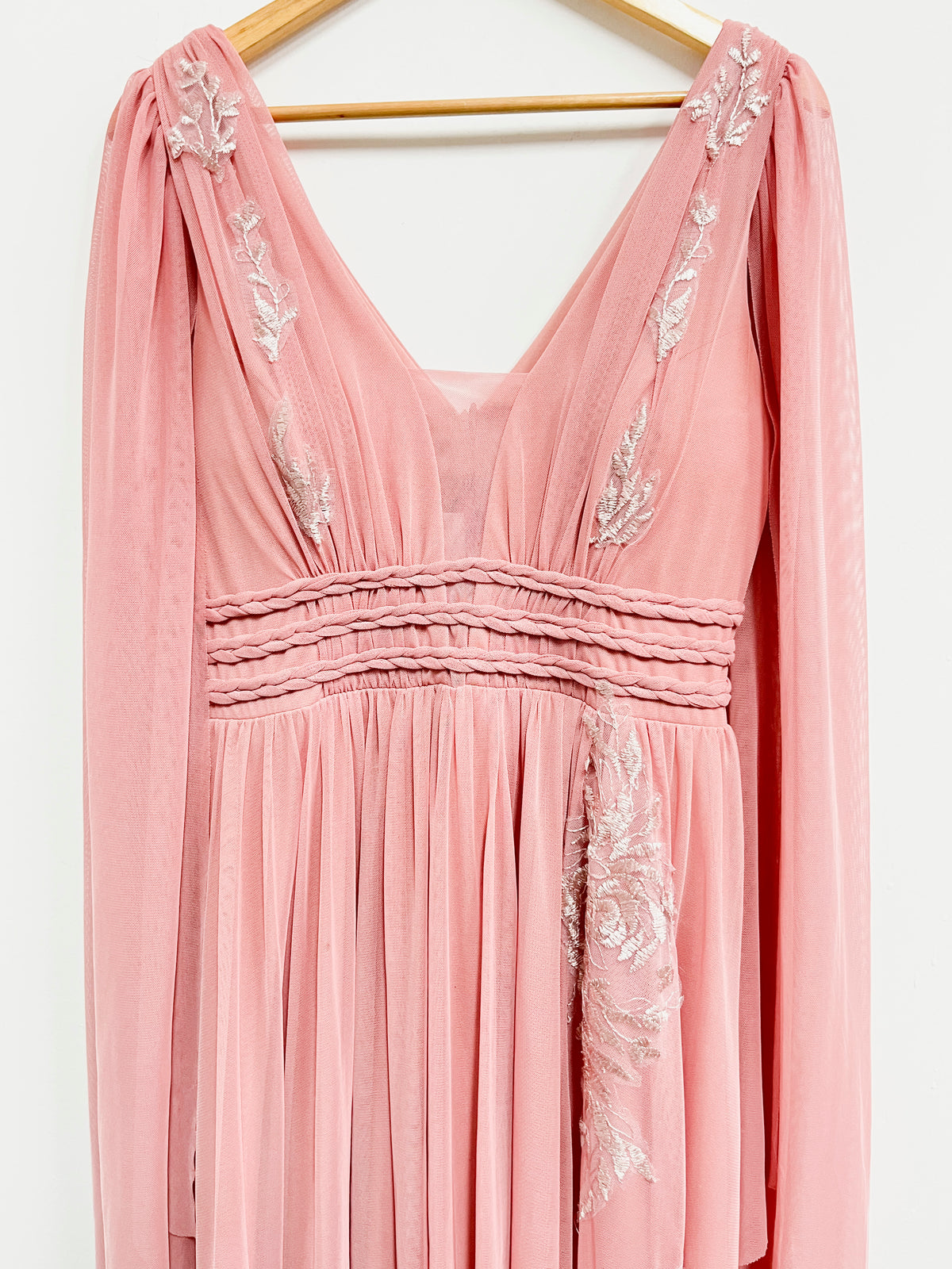 Vestido palo rosa con bordados y mangas en capas - Talla M
