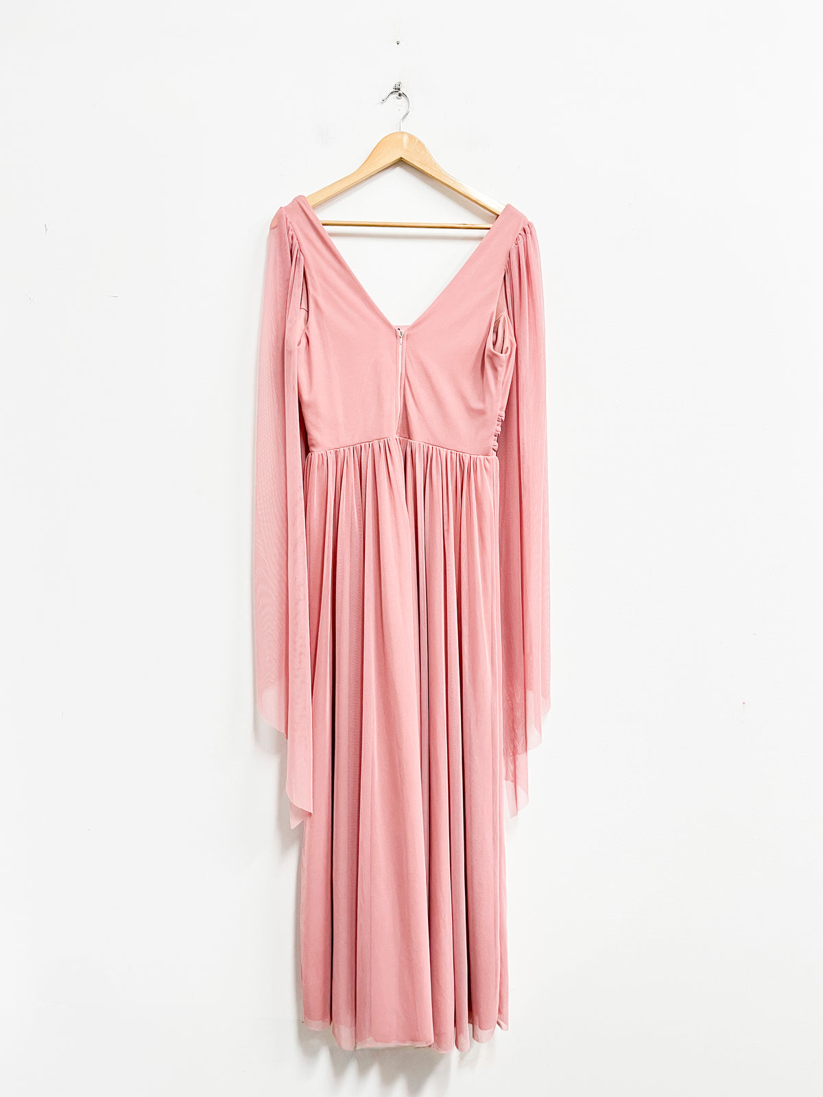 Vestido palo rosa con bordados y mangas en capas - Talla M