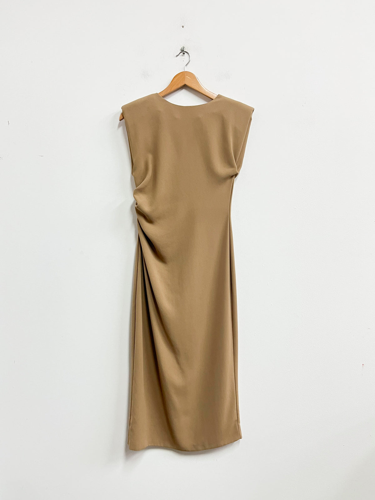 Vestido beige midi con hombreras - Zara - Talla S