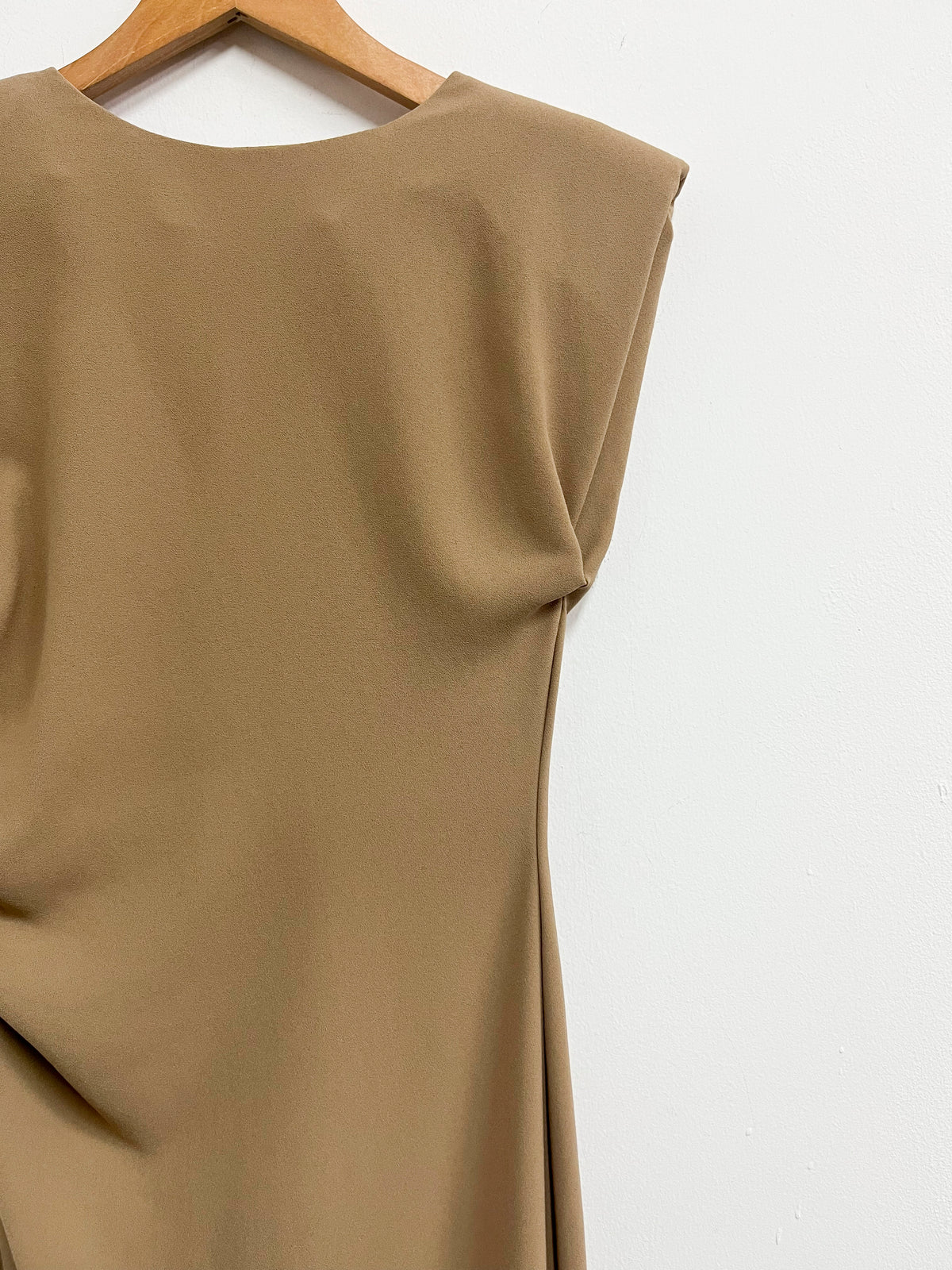 Vestido beige midi con hombreras - Zara - Talla S