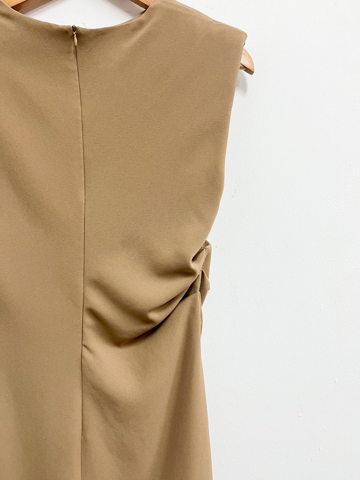 Vestido beige midi con hombreras - Zara - Talla S