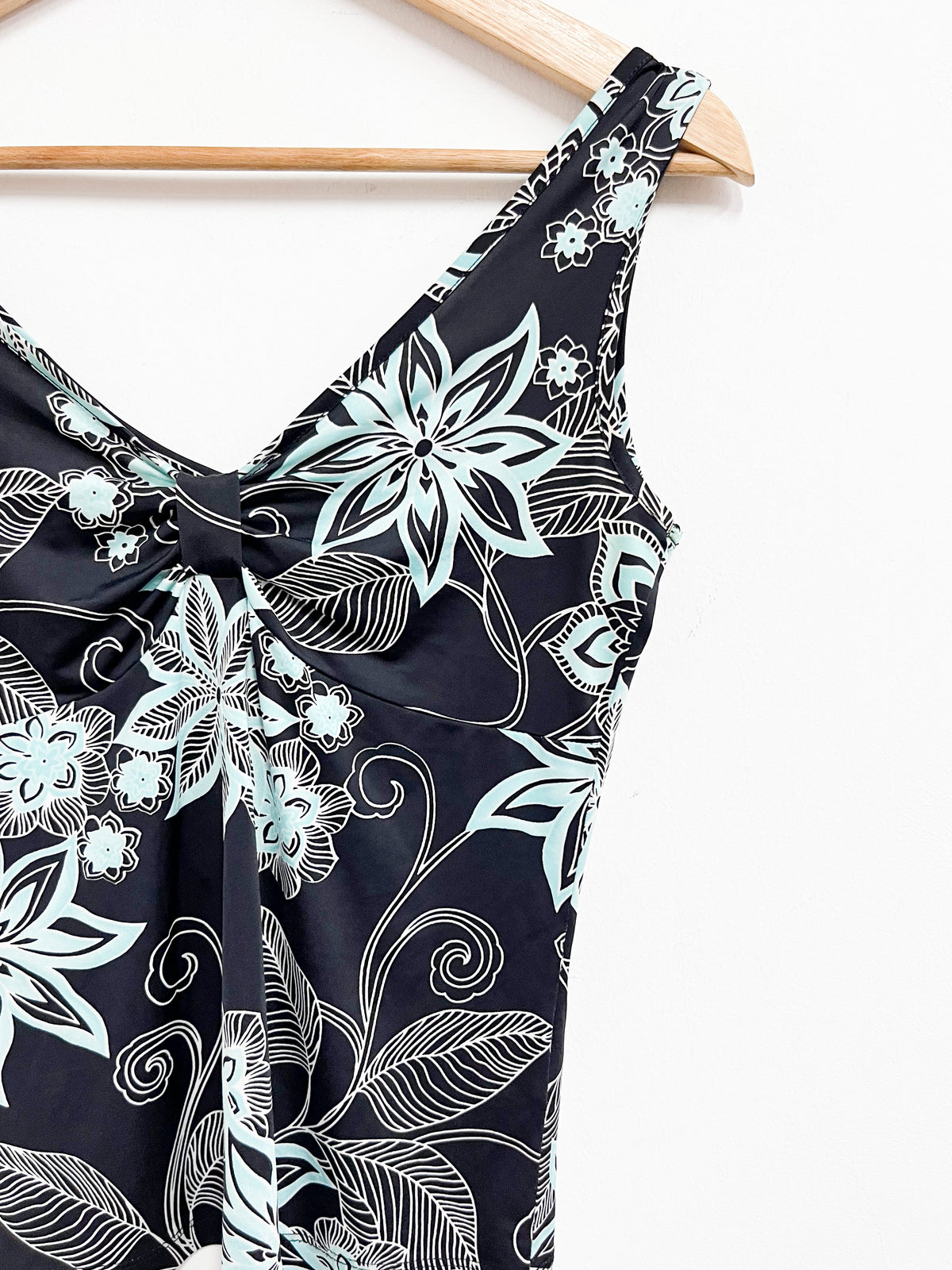 Top negro con flores verde agua - Etc - Talla S