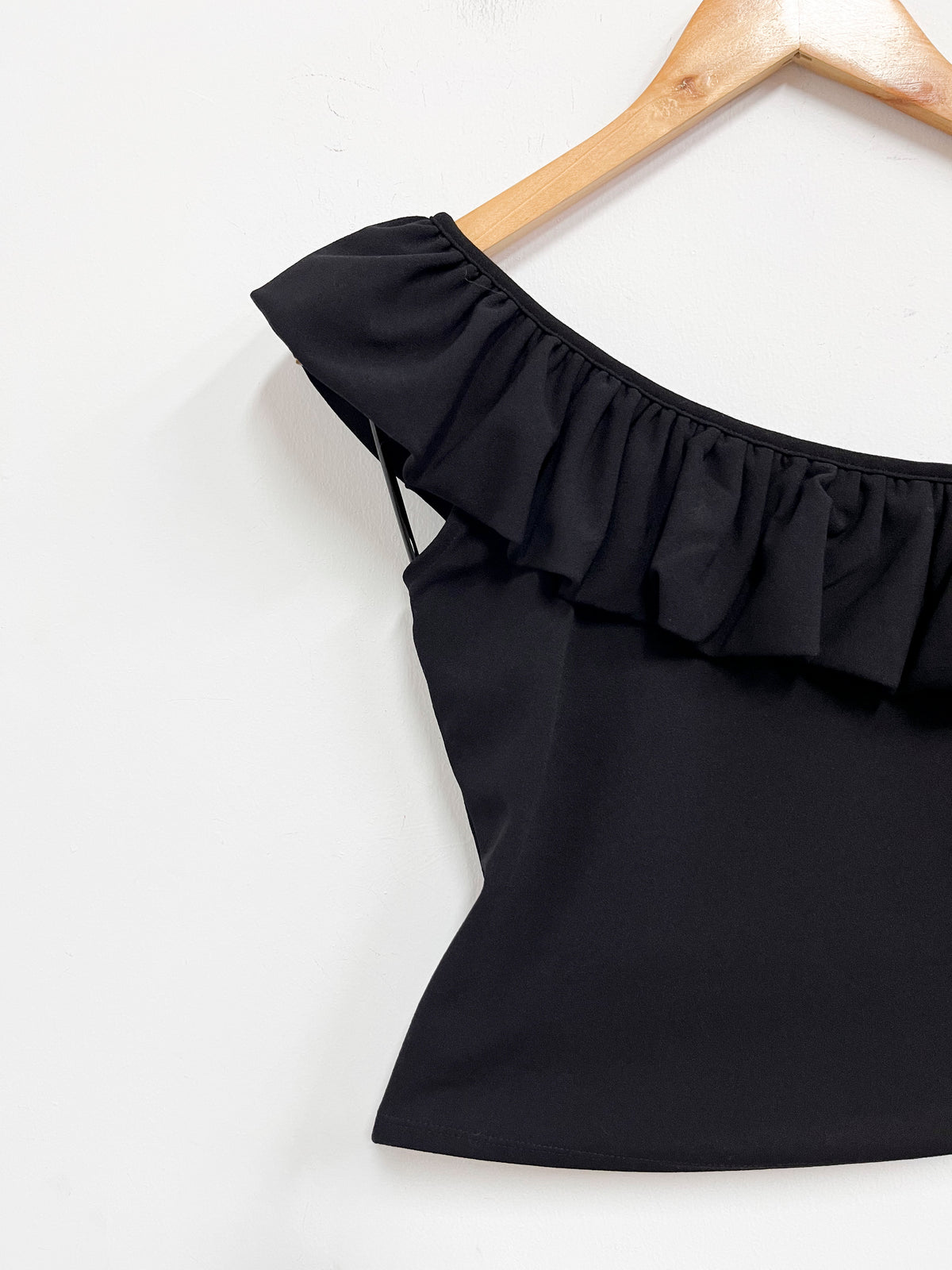 Top negro asimétrico con bobos - HyM - Talla S