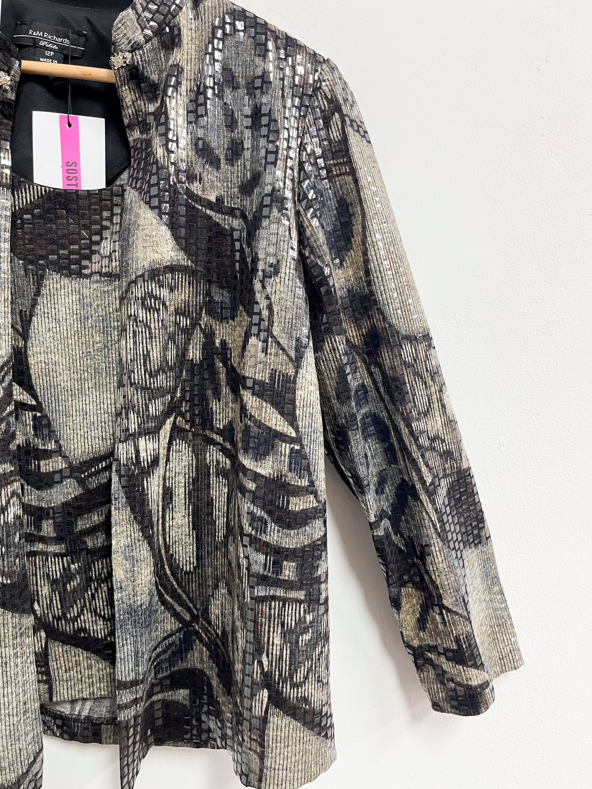 Blusa con capa estampada tonos negros - R&M Richards - Talla 12P
