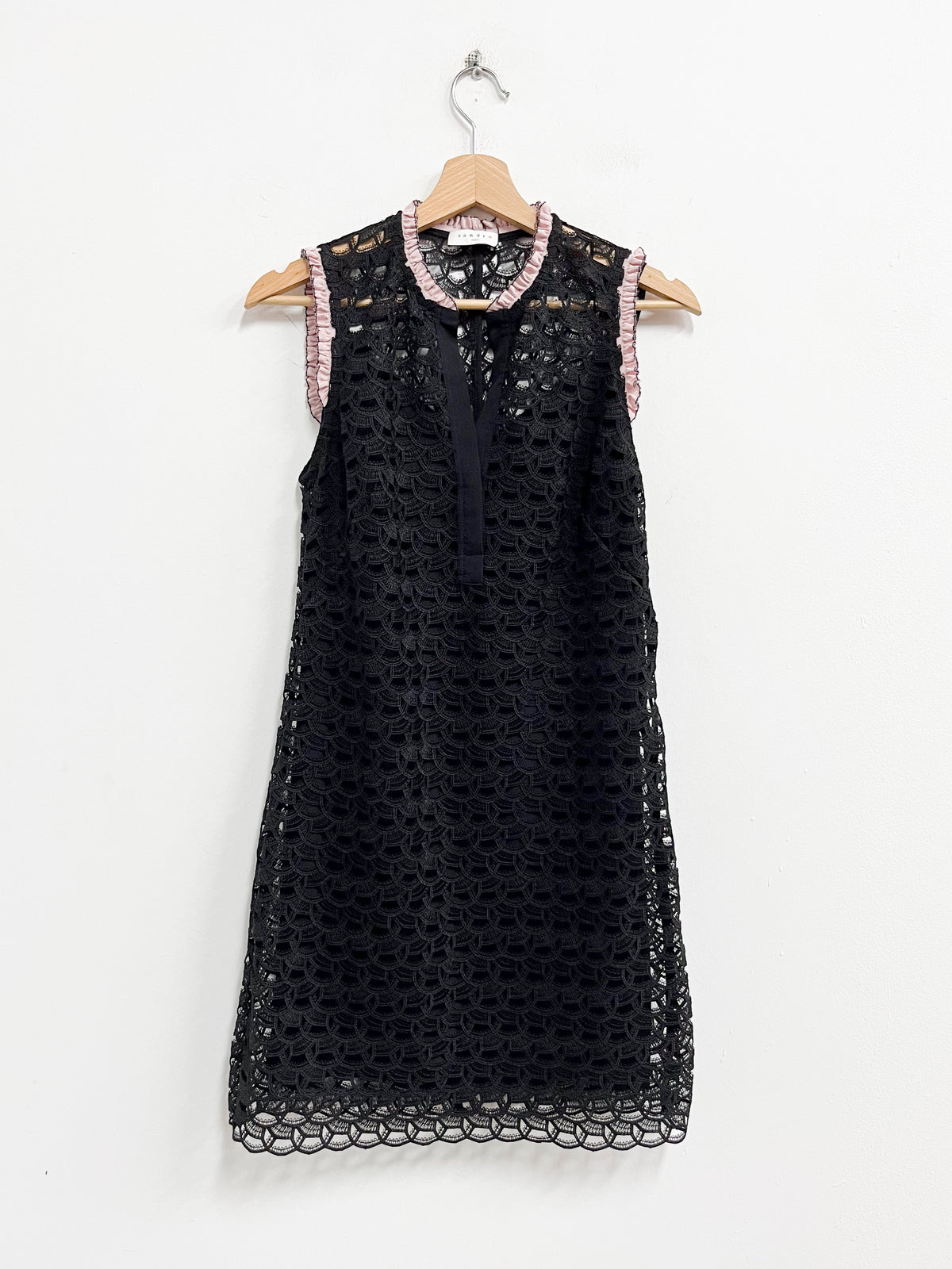 Vestido bordado negro con rosado - Sandro - Talla S
