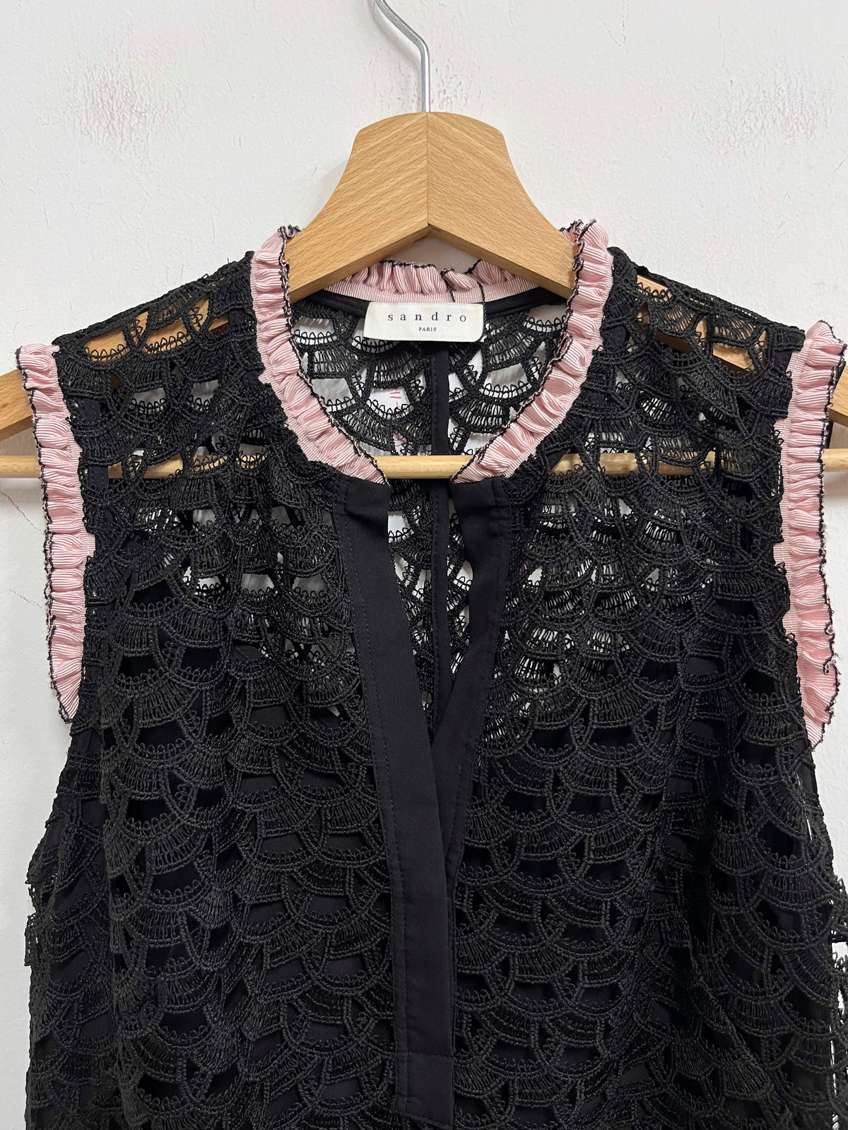 Vestido bordado negro con rosado - Sandro - Talla S