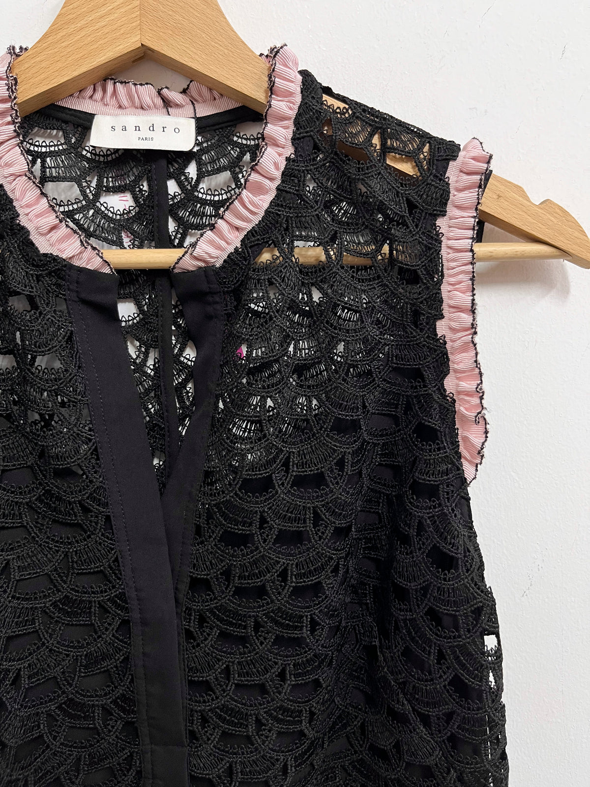 Vestido bordado negro con rosado - Sandro - Talla S