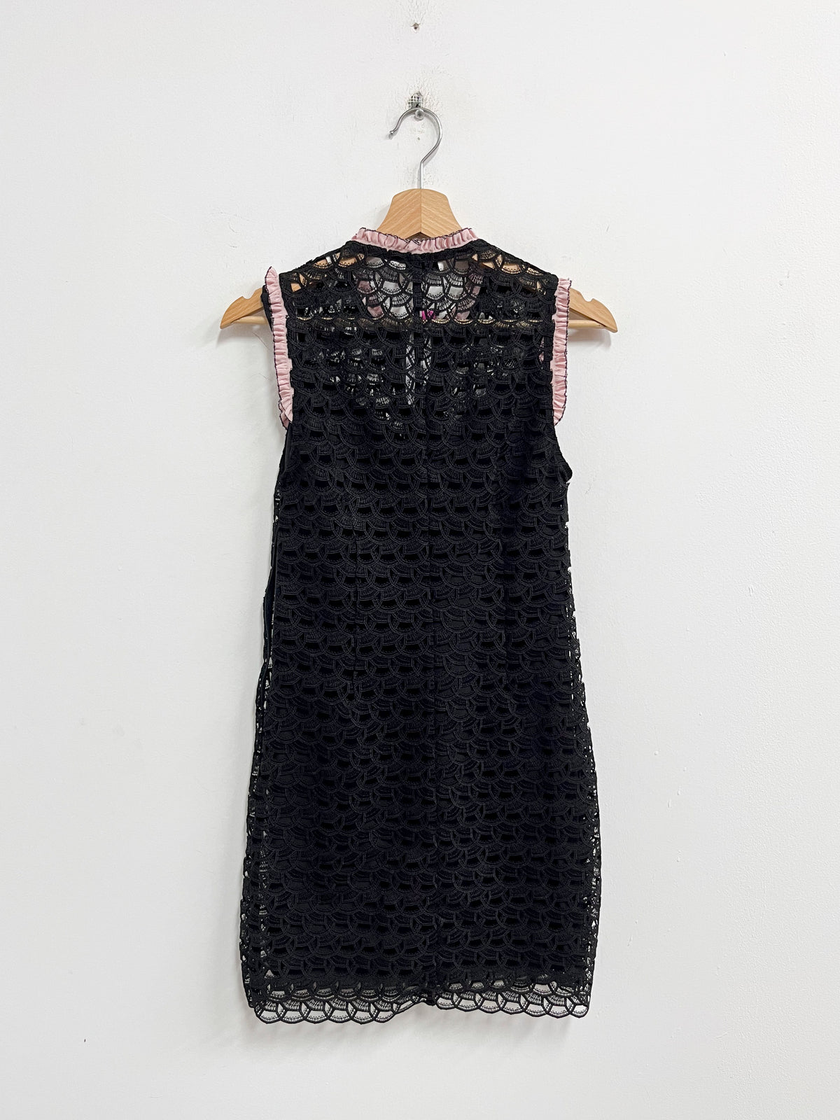 Vestido bordado negro con rosado - Sandro - Talla S
