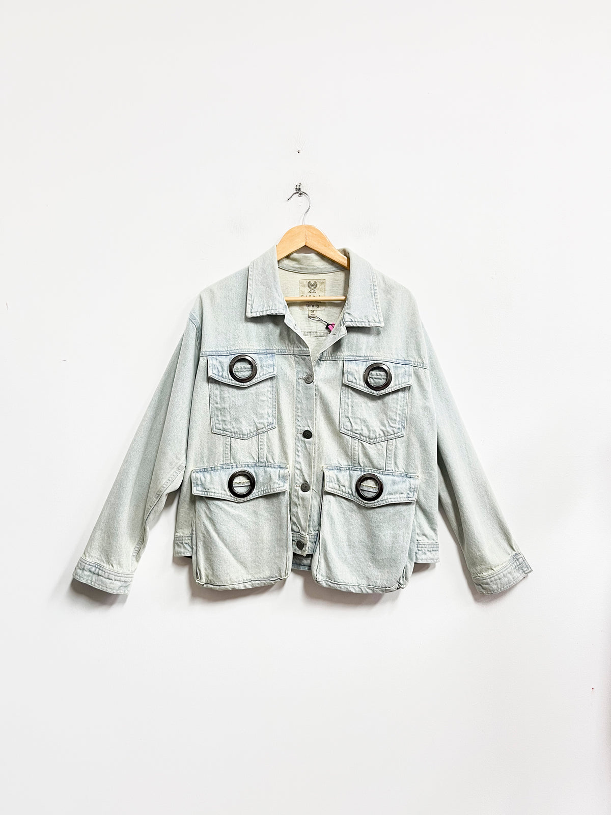 Casaca denim claro con aros metálicos - Finely Crafted Jeans - Talla M