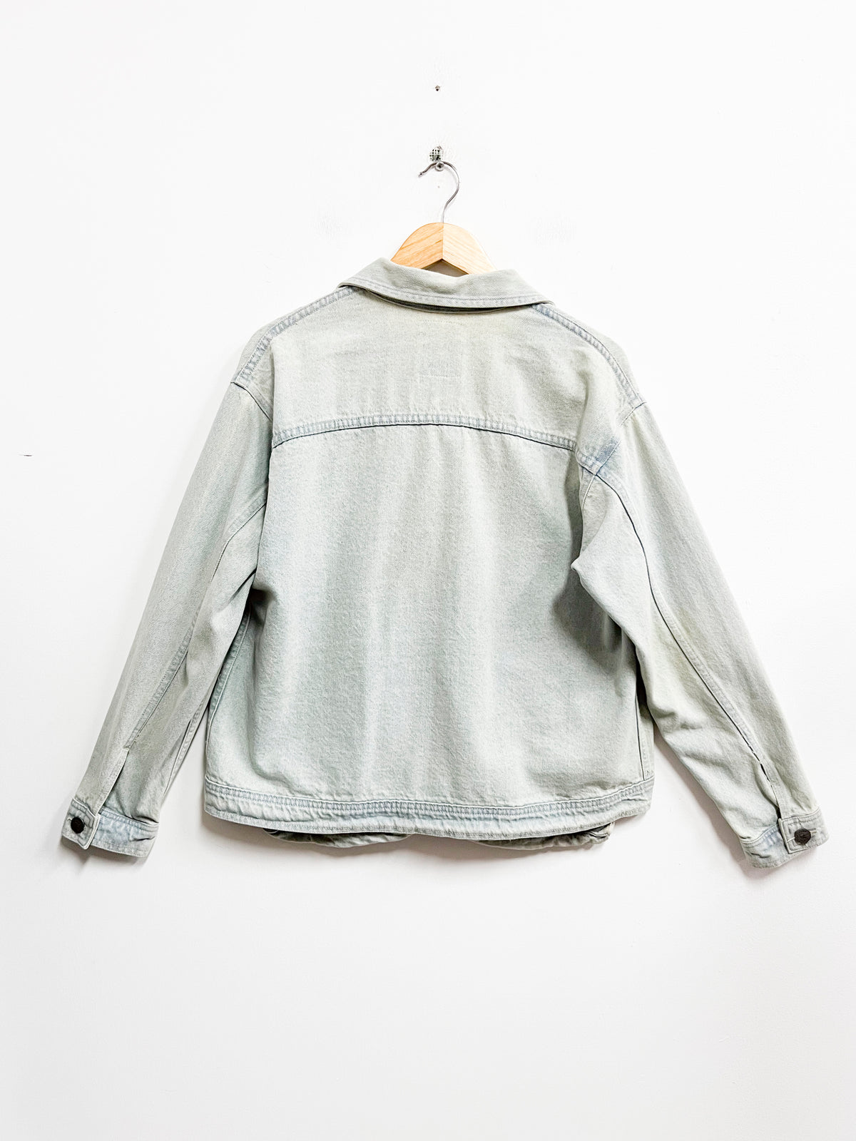Casaca denim claro con aros metálicos - Finely Crafted Jeans - Talla M