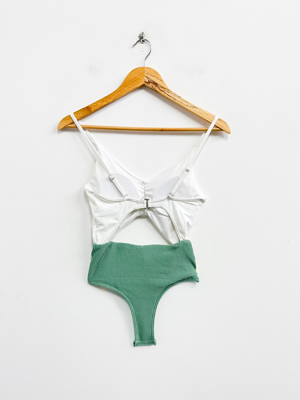Ropa de baño verde con blanca - Blue Kiss - Talla S