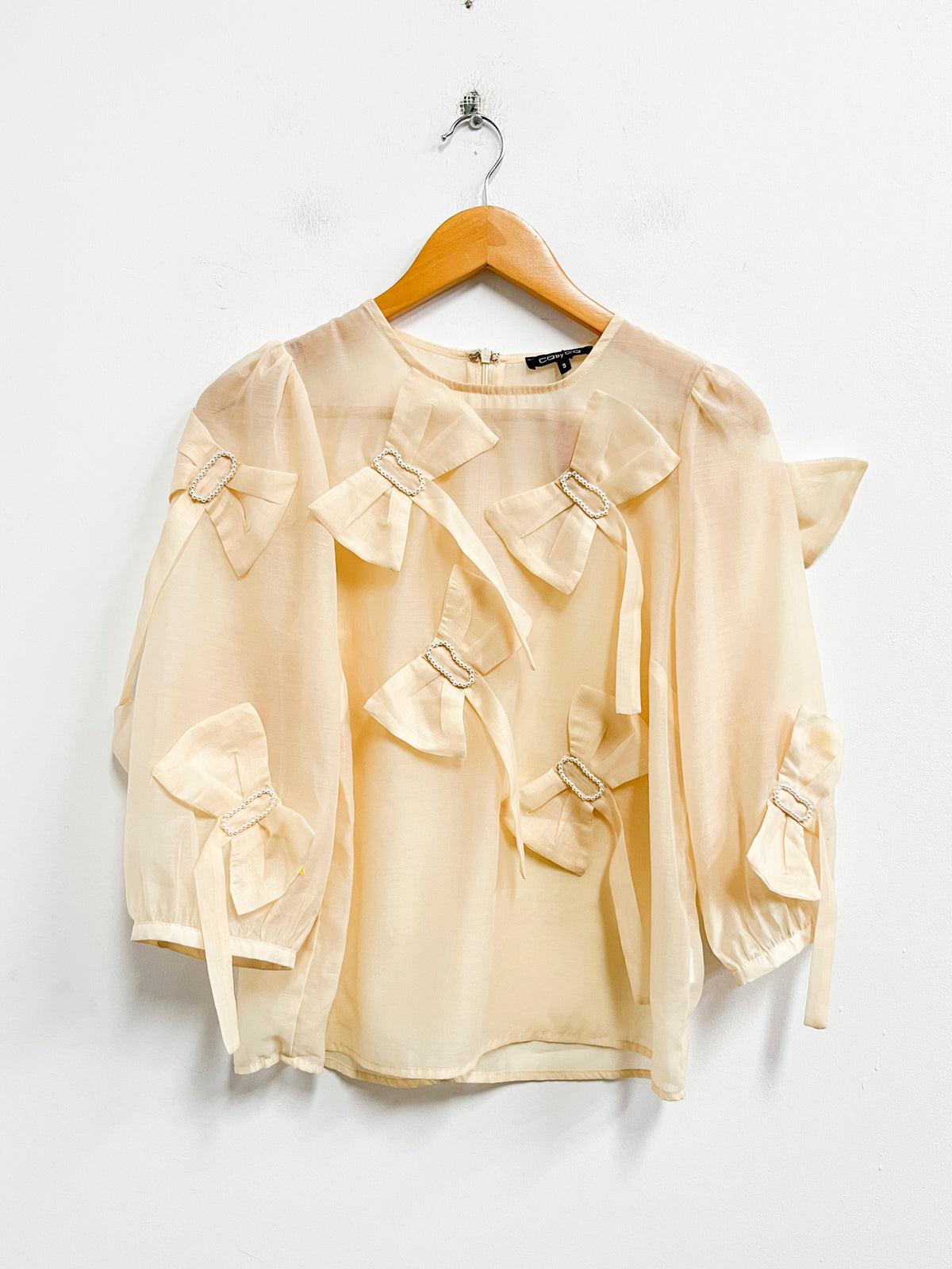 Blusa beige con lazos y perlas - Cq by Cq - Talla S