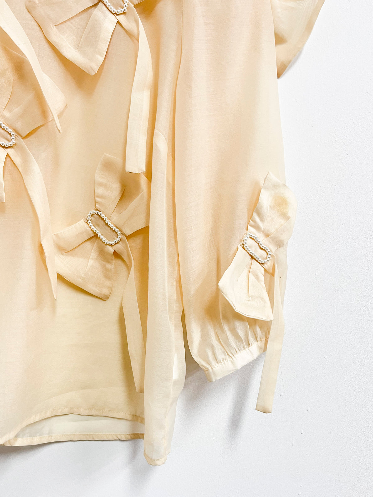 Blusa beige con lazos y perlas - Cq by Cq - Talla S