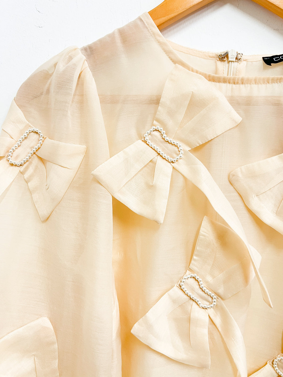 Blusa beige con lazos y perlas - Cq by Cq - Talla S