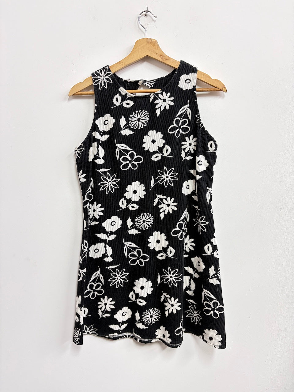 Vestido corto negro con flores blancas -  California Concepts - Talla S
