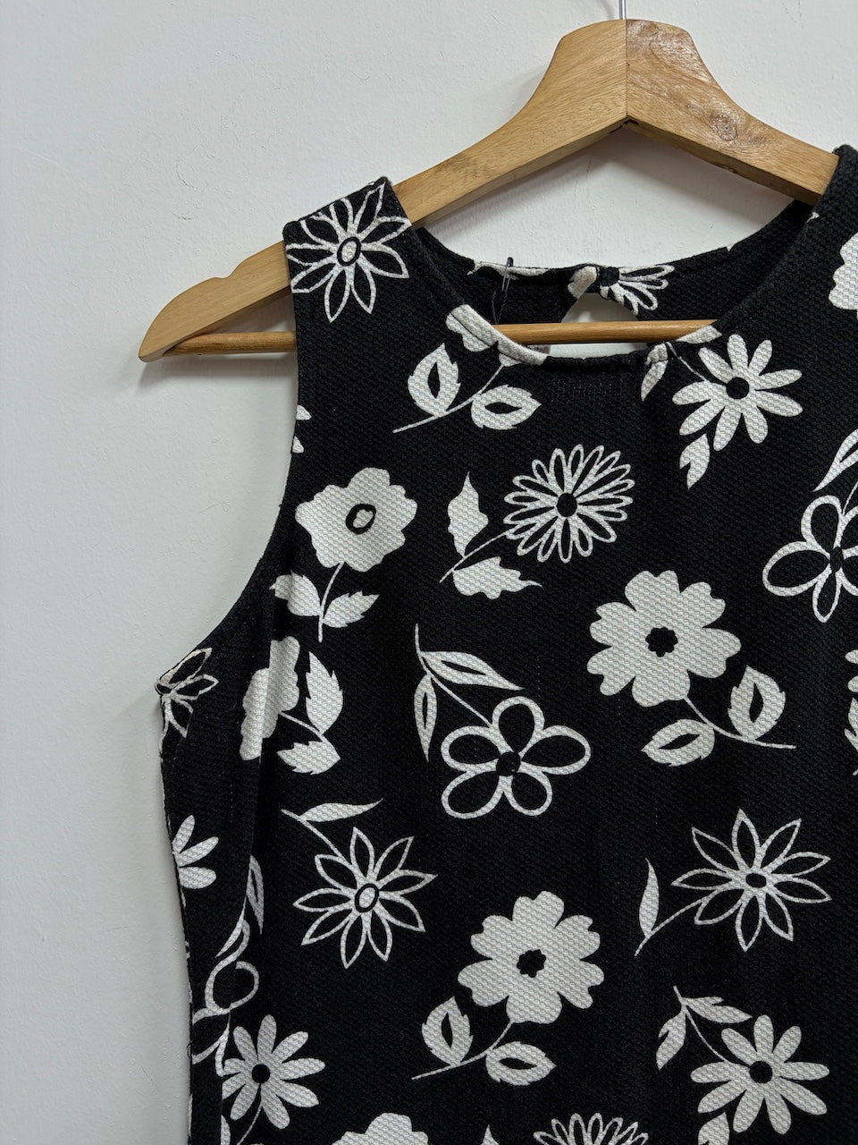 Vestido corto negro con flores blancas -  California Concepts - Talla S