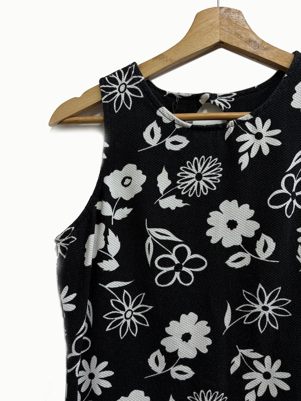 Vestido corto negro con flores blancas -  California Concepts - Talla S