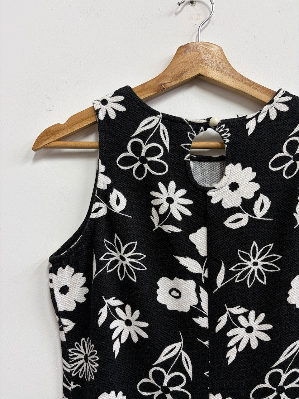 Vestido corto negro con flores blancas -  California Concepts - Talla S