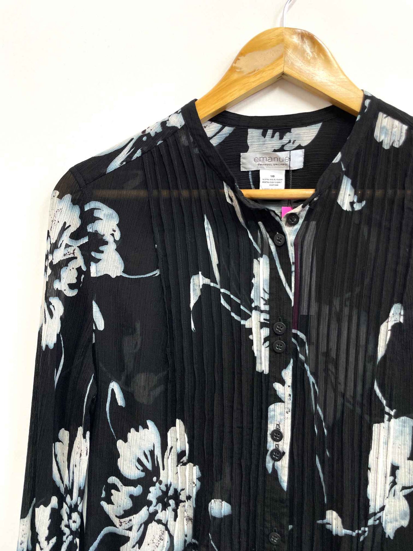 Blusa negra con flores y pinzas - Emanuel - Talla M