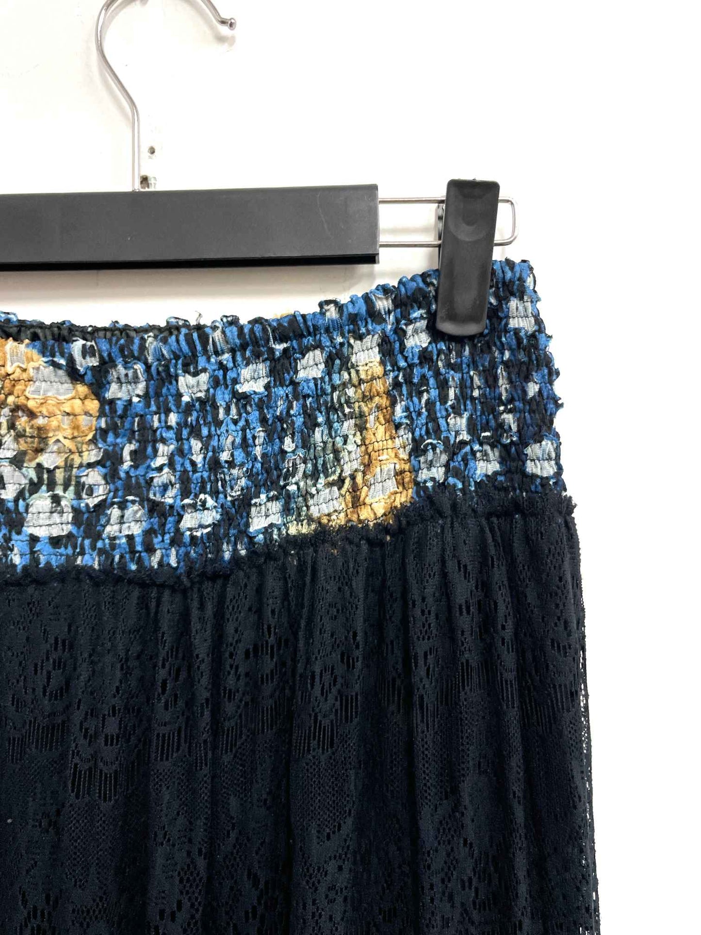 Falda negra bordada con print colores - Talla S