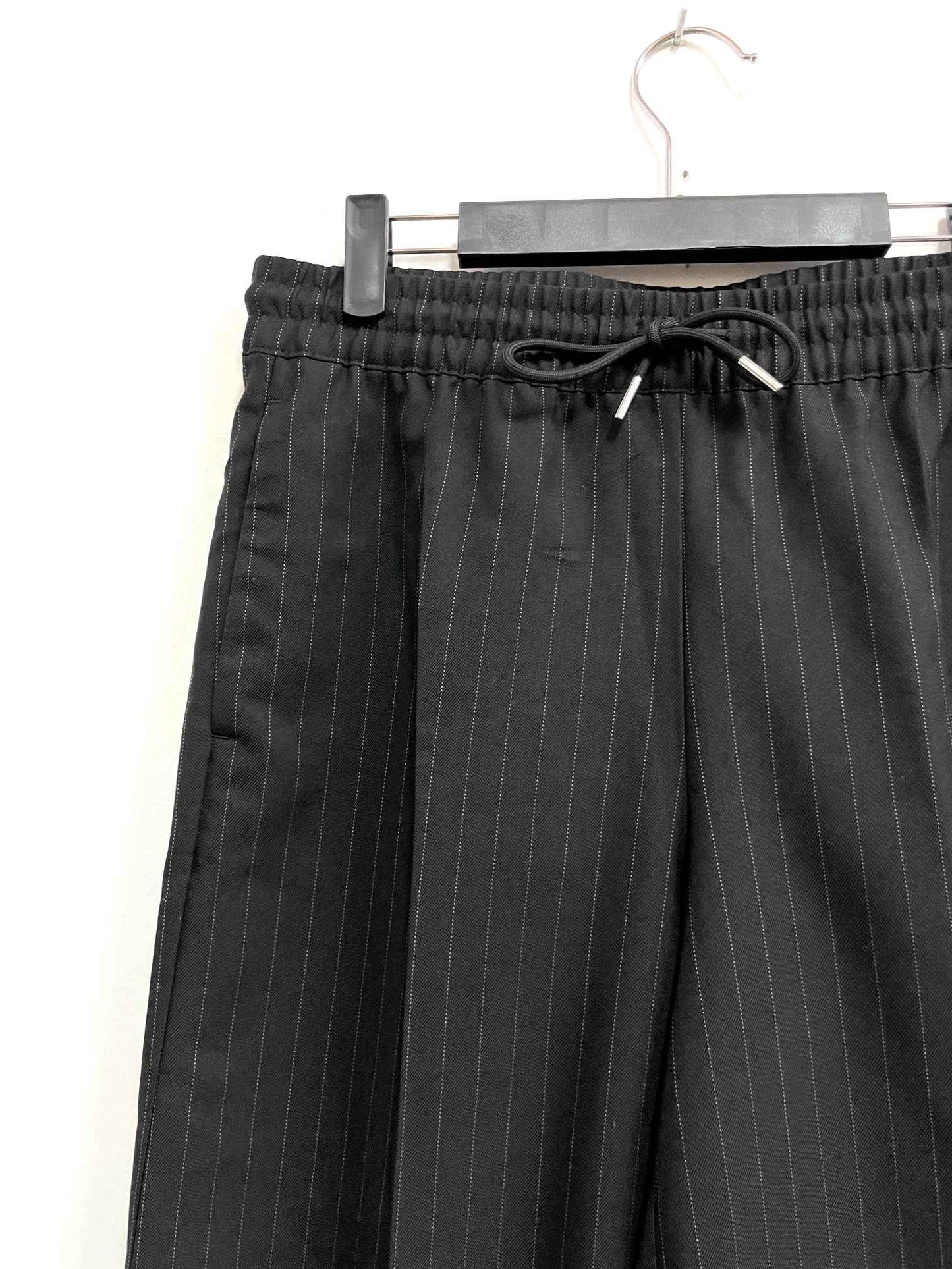 Pantalón negro líneas blancas - H&M - Talla S