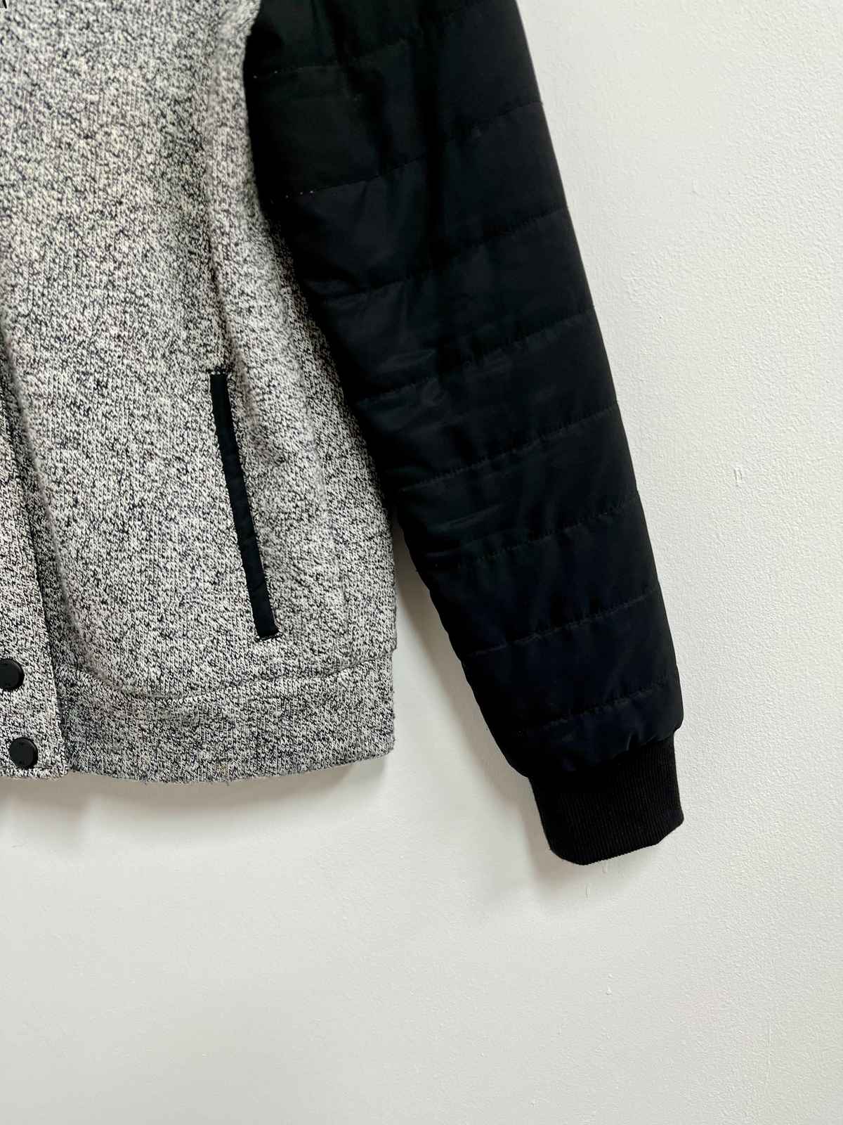 Casaca gris mangas negras - Tommy Hilfiger - Talla S